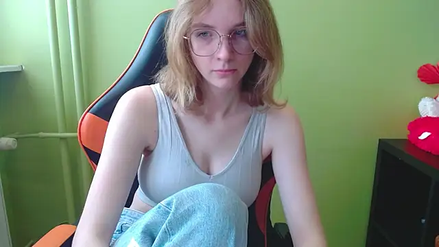 juicyPenny online show from April 15, 2026, 6:31 am