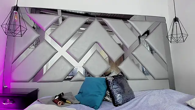 Lorenn Hill online show from November 11, 2025, 1:11 pm