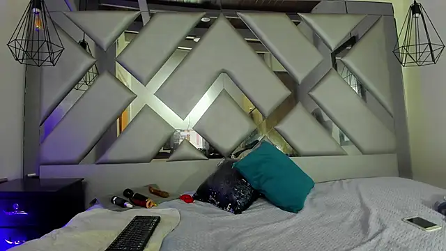 Lorenn Hill online show from December 4, 2025, 12:58 pm