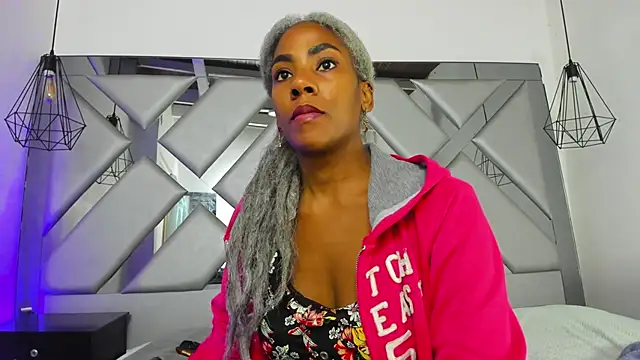 Lorenn Hill online show from December 20, 2025, 1:07 pm