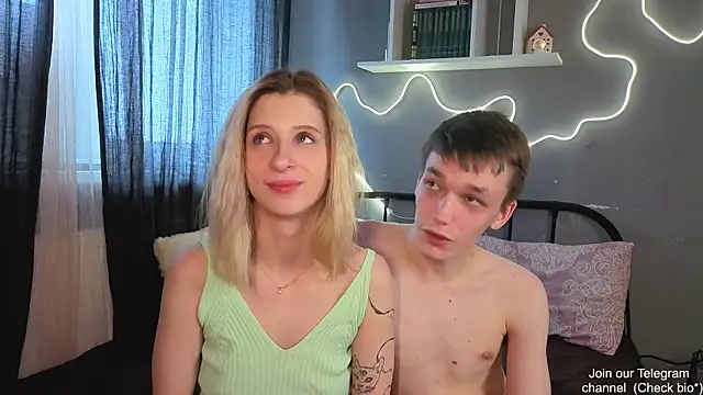 Snapshot of Lewis_and_Marta chatting on October 20, 2025, 6:25 am Lewis and Marta online show from October 20, 2025, 6:25 am