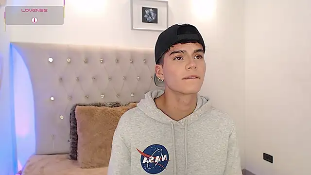 Dulcey  online show from November 19, 2025, 4:12 am