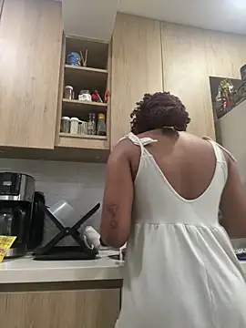 Snapshot of _Zahara_ chatting on November 10, 2025, 11:04 pm Zahara online show from November 10, 2025, 11:04 pm