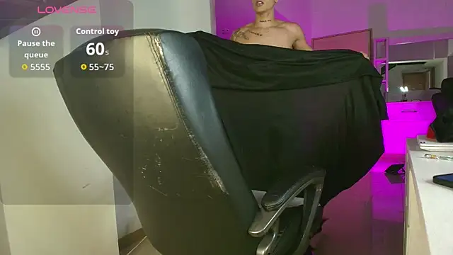 sebas palacioo online show from October 10, 2025, 5:17 am