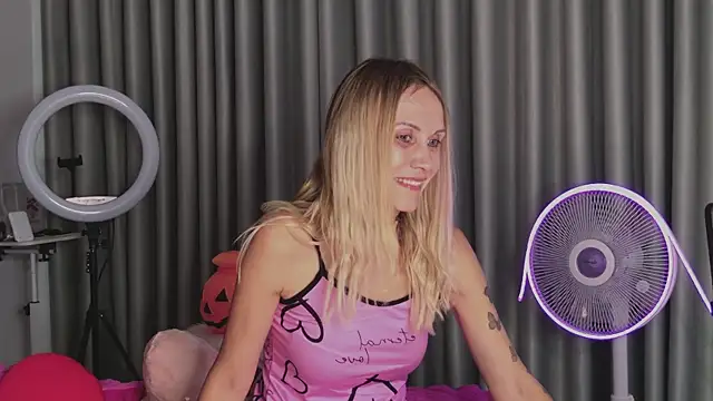 Snapshot of goddess_kate__ chatting on October 28, 2025, 8:40 am goddess kate   online show from October 28, 2025, 8:40 am