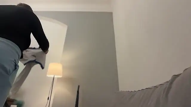 NellyExtraa online show from April 17, 2026, 1:47 pm