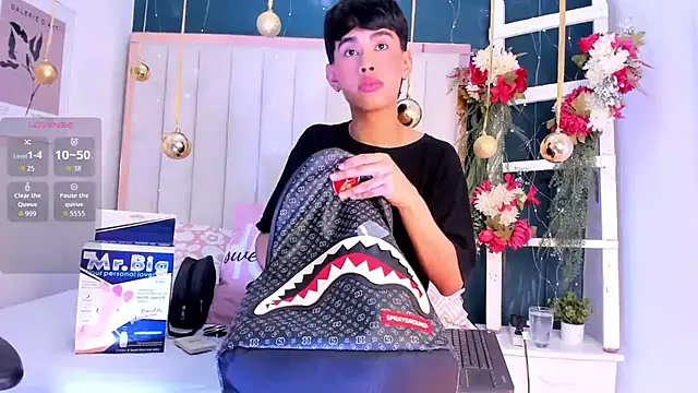 Jim twink online show from December 4, 2025, 7:33 pm