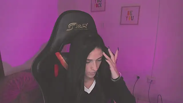 ZoeValencia1 online show from April 7, 2026, 7:58 pm