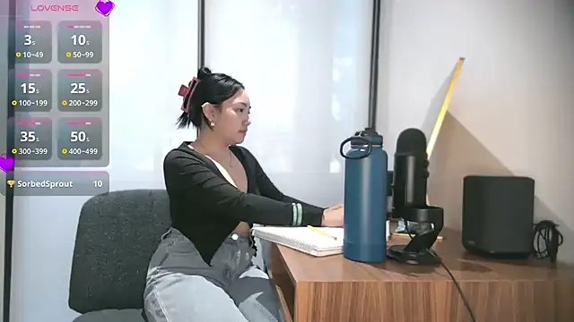 yuzhara online show from November 19, 2025, 1:44 pm