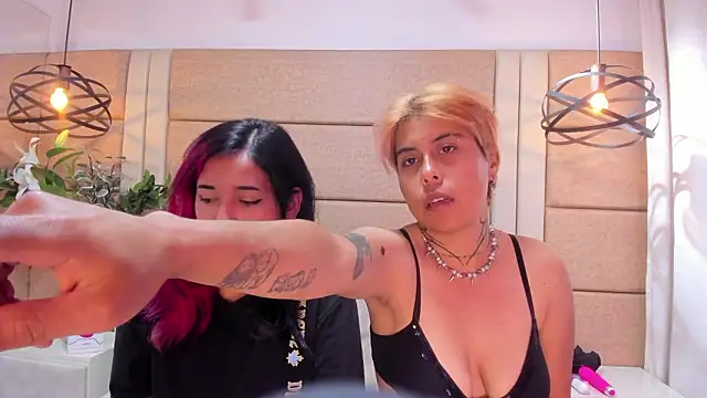 Snapshot of AnnieAndReach chatting on January 19, 2026, 1:15 pm AnnieAndReach online show from January 19, 2026, 1:15 pm