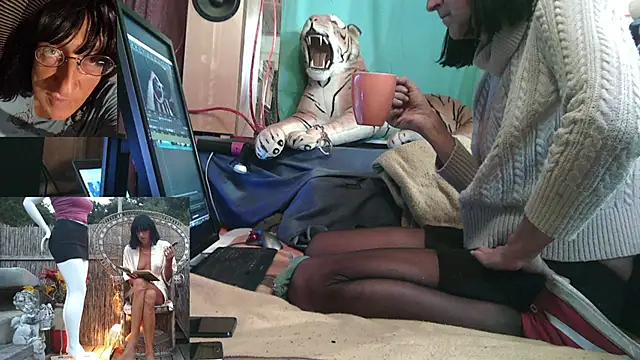 Snapshot of SissiDomination chatting on November 9, 2025, 9:35 pm SissiDomination online show from November 9, 2025, 9:35 pm