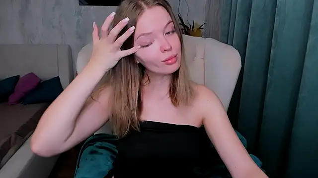 Snapshot of LaurennHill chatting on October 12, 2025, 12:20 am LaurennHill online show from October 12, 2025, 12:20 am