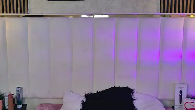 Snapshot of ChloeJoness_ chatting on November 21, 2025, 8:40 pm ChloeJoness online show from November 21, 2025, 8:40 pm