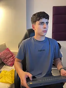 AdrianRinaldi online show from December 2, 2025, 8:04 pm