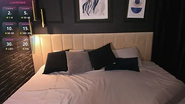 Julia Giulia online show from April 10, 2026, 2:44 pm