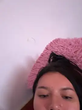 RoxanaBorns  online show from April 10, 2026, 3:06 pm