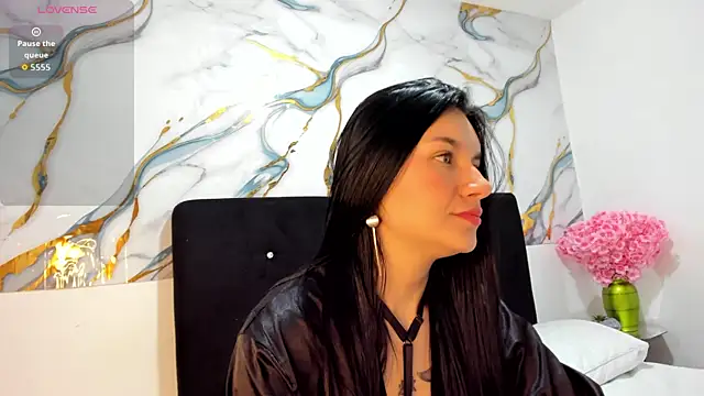 Snapshot of RoxanaBorns_ chatting on June 1, 2026, 2:08 pm RoxanaBorns online show from June 1, 2026, 2:08 pm