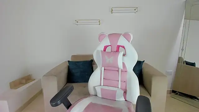 april smiith online show from September 12, 2025, 12:16 pm