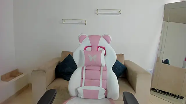 april smiith online show from November 21, 2025, 12:26 pm