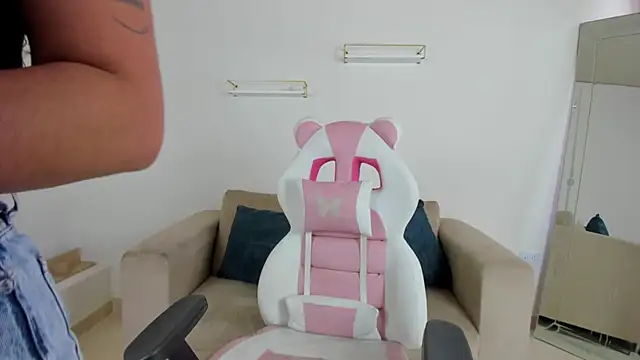 april smiith online show from December 3, 2025, 12:14 pm