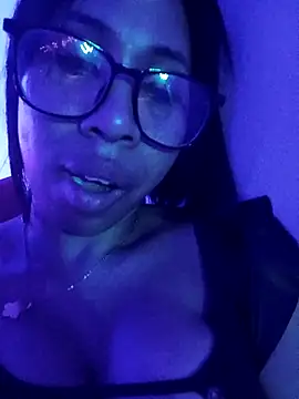 Snapshot of Elowen_Clark chatting on November 9, 2025, 4:11 am Elowen Clark online show from November 9, 2025, 4:11 am