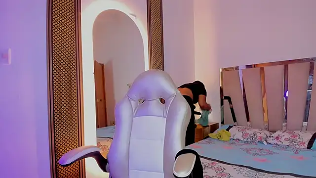 Snapshot of Elowen_Clark chatting on November 25, 2025, 7:25 pm Elowen Clark online show from November 25, 2025, 7:25 pm