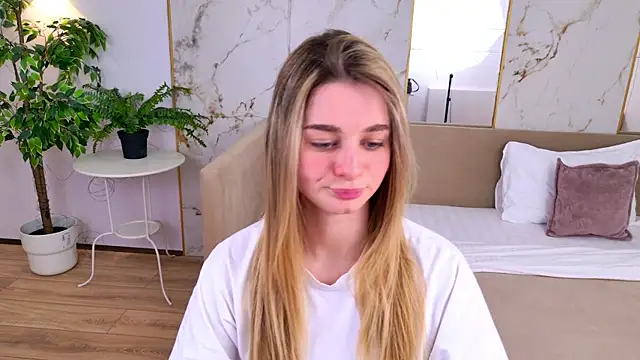 SweetyLicky online show from April 8, 2026, 4:07 pm