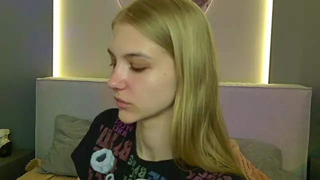 4example Chloe online show from April 10, 2026, 5:34 am