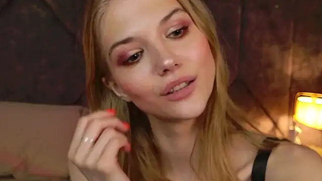 4example Chloe online show from April 11, 2026, 7:45 am