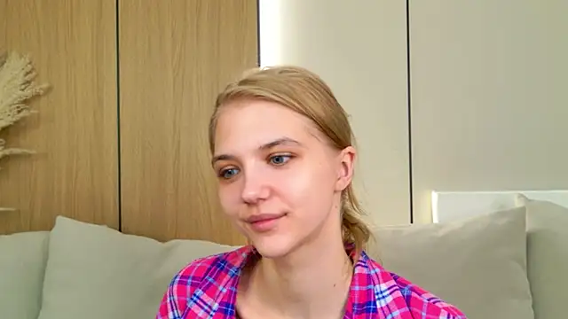4example Chloe online show from May 6, 2026, 5:35 am