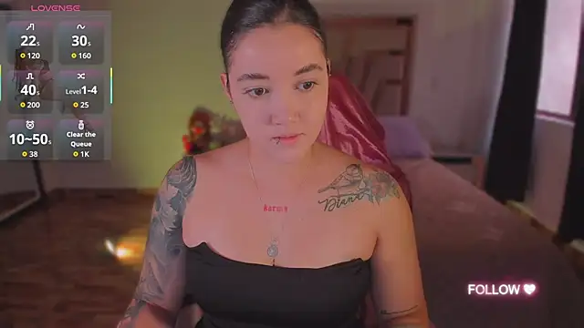 lunaarose online show from November 7, 2025, 3:34 pm