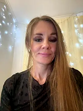 LucieMack online show from October 27, 2025, 8:02 pm