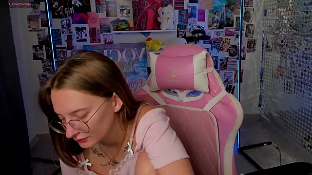 Maryyy May online show from September 10, 2025, 5:57 pm