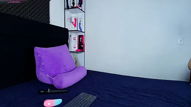 karlamoon23 online show from April 9, 2026, 8:25 pm