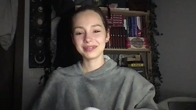 Yuna5343 online show from April 16, 2026, 9:39 pm