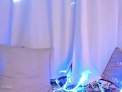 Laurenn 2 online show from November 13, 2025, 3:55 pm