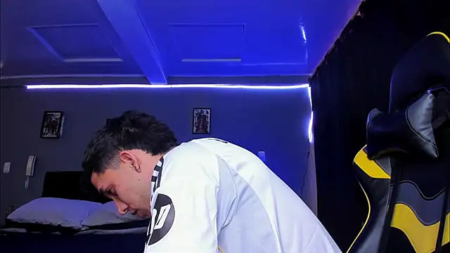 alexgiraldo   online show from November 13, 2025, 3:55 pm