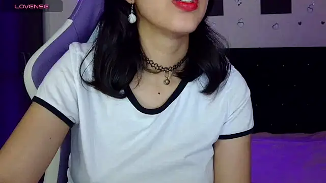 AvlieQueen online show from April 10, 2026, 7:46 am