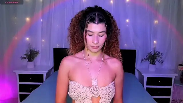 Snapshot of Evolet_Bee chatting on December 20, 2025, 11:28 am Evolet Bee online show from December 20, 2025, 11:28 am