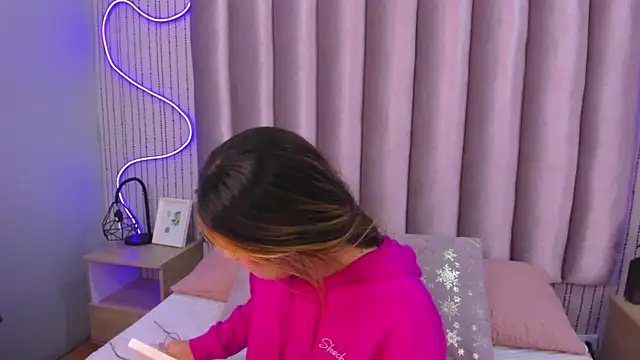 Snapshot of SamanthaPeachss chatting on November 6, 2025, 12:06 pm SamanthaPeachss online show from November 6, 2025, 12:06 pm