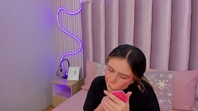 Snapshot of SamanthaPeachss chatting on November 18, 2025, 12:20 pm SamanthaPeachss online show from November 18, 2025, 12:20 pm