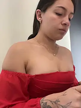 Alyha Cortes online show from October 28, 2025, 1:25 pm