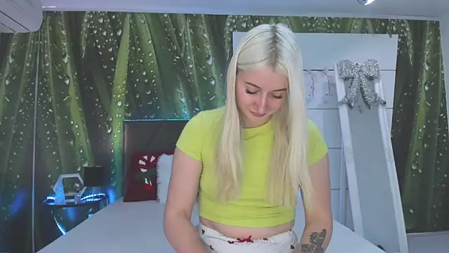 HollyTailors online show from December 14, 2025, 6:30 am