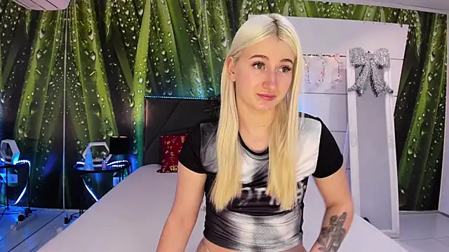 HollyTailors online show from December 16, 2025, 6:29 am