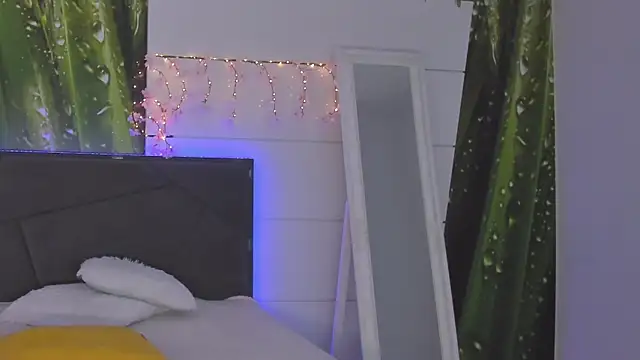 HollyTailors online show from February 6, 2026, 1:36 pm