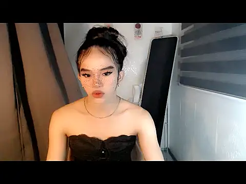 LauraSoHot online show from November 24, 2025, 12:49 pm