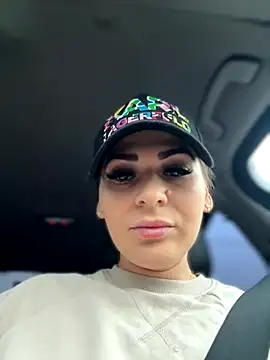 iSelena online show from October 28, 2025, 5:11 am