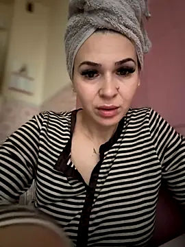 iSelena online show from November 10, 2025, 6:01 am