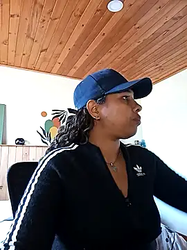 IVONNE COLLINS33 online show from March 4, 2026, 2:23 pm