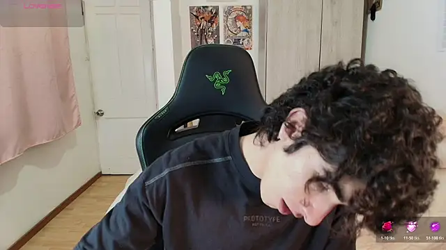 Nude Boy18 online show from April 17, 2026, 11:30 pm